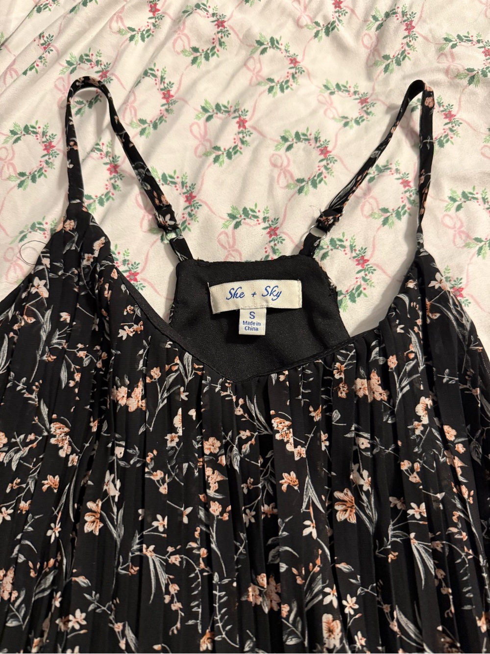 Floral V-Neck Tank blouse - Picture 3 of 4